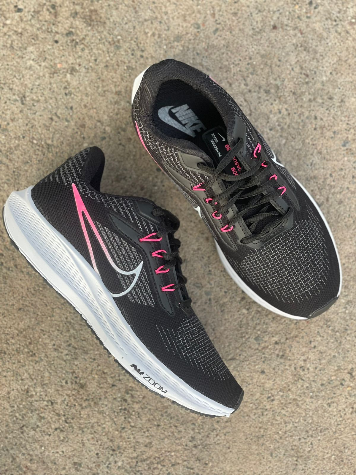 PEGASUS NEGRA CON ROSA